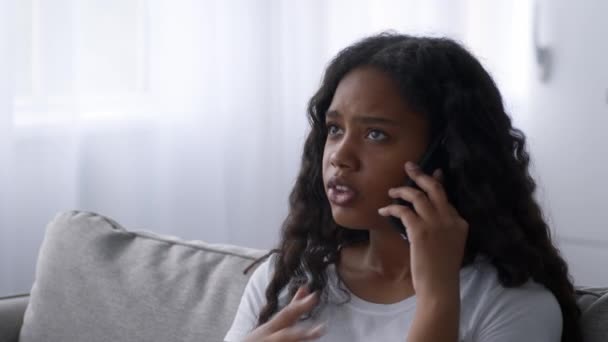 Gros plan de noir adolescent fille émotionnellement parler sur téléphone portable à la maison — Video