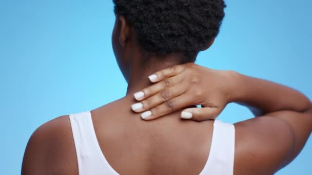 Osteochondroza szyjki macicy. Zbliżenie zdjęcia nierozpoznawalnej, młodej, afrykańskiej kobiety cierpiącej na ból szyi — Wideo stockowe