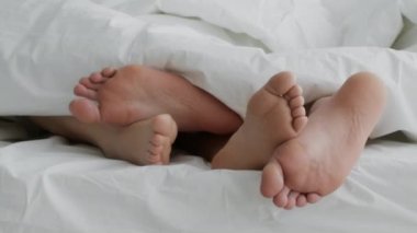 İki Ayaklı Örtünün Altında, Erkek Kadın Bacaklarını Okşuyor