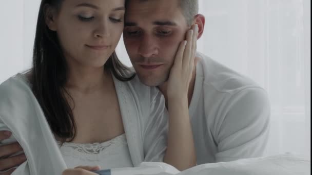 Problém s neplodností. Rozrušený mladý pár při pohledu na negativní výsledek těhotenského testu — Stock video