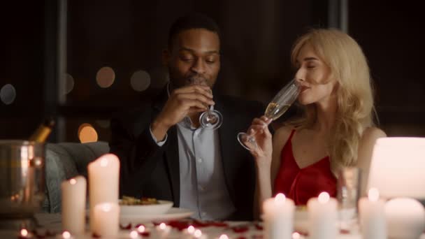 Divers paar drinken mousserende wijn genietend romantisch date in restaurant — Stockvideo