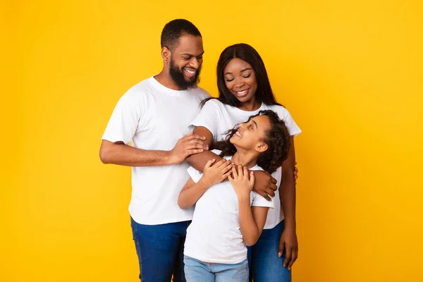 Feliz preto cara posando com mulher e sorrindo filha — Fotografia de Stock