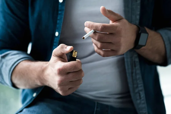 Hombre fumando cigarrillo en casa. Adicción a la nicotina, mental, problemas y problemas, mal hábito y preocupación — Foto de Stock