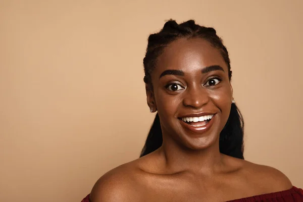 Close-up portret van emotionele zwarte vrouw, panorama met kopieerruimte — Stockfoto