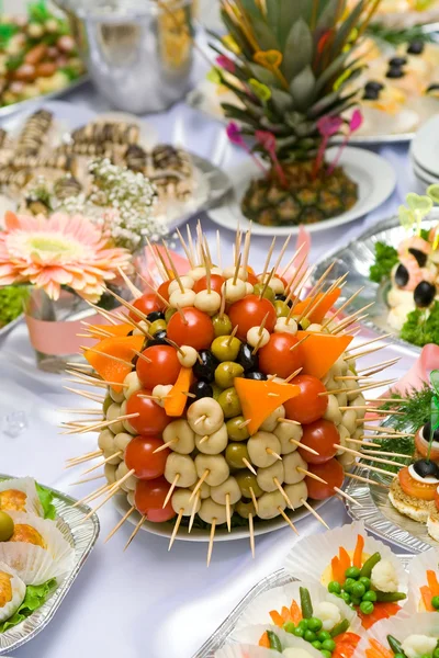 Estilo buffet de catering - tomates, setas y aceitunas —  Fotos de Stock