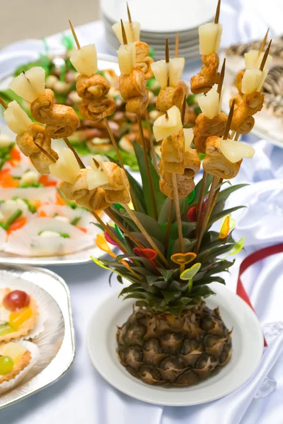 Catering buffet style - pineapple decorated with roasted chicken "S" signs on chopsticks 3 — Stock Photo, Image