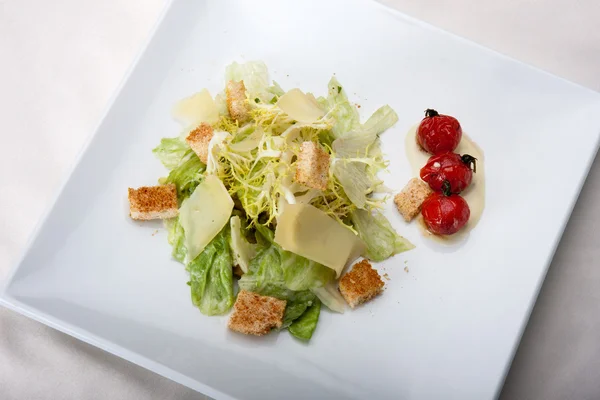 Caesar insalata primo piano nel ristorante — Foto Stock