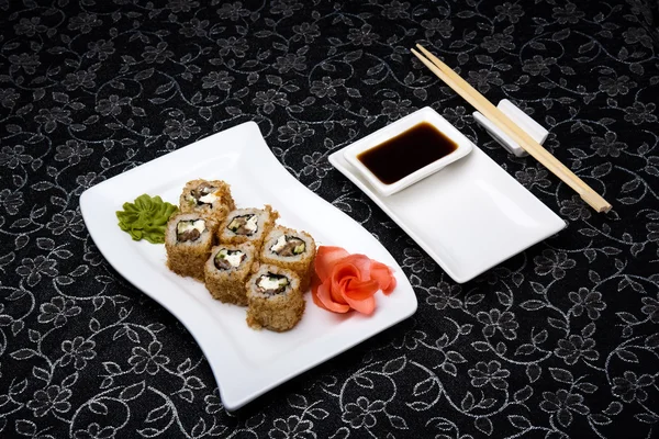 California rolls sushi with pickled ginger, vasabi and soy sauce in the plate — Stock Photo, Image