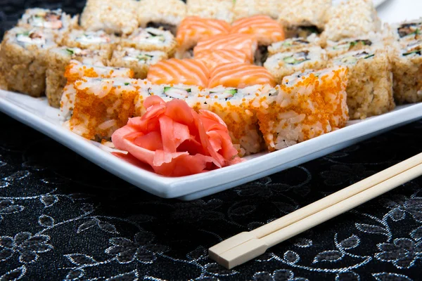 Set de sushi convertido en salmón con salsa de soja en la botella —  Fotos de Stock