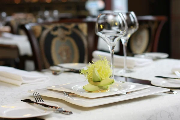 Comida criativa vegetariana em luxuoso restaurante interior — Fotografia de Stock