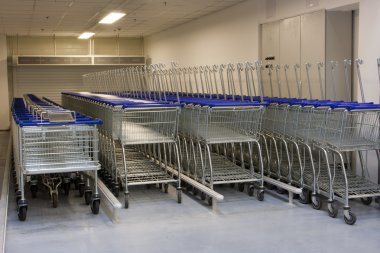 Satır süpermarkette alışveriş at arabası