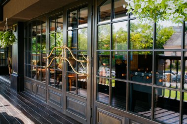 Camlı lüks Restoran girişine