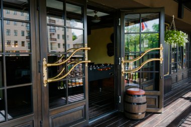 Lüks Restoran - kapı açılır camlı giriş