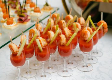 Catering - domates suyu ve karides kokteylleri snack