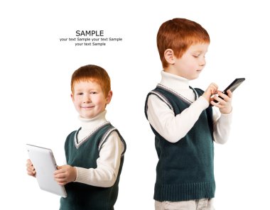 Sevimli kırmızı saçlı çocuk tablet pc ve smartphone ile poz veriyor. Isola