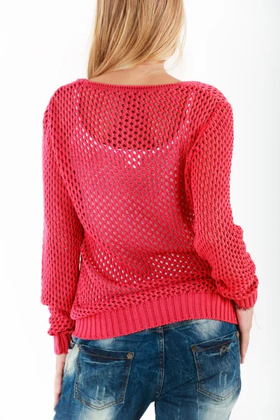 若いスリムから赤の純のセーターとジーンズ クローズ アップで金髪の女性 — ストック写真