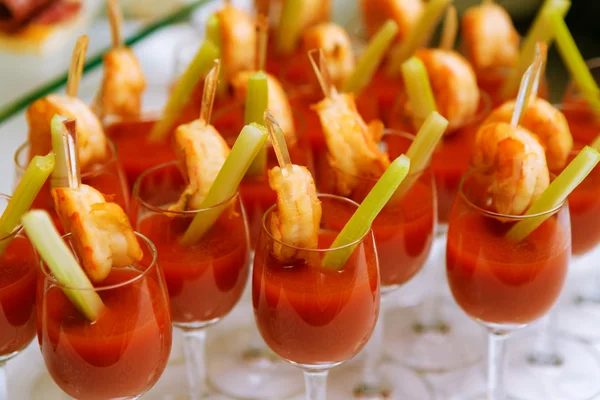Stravování - snack koktejly s rajčatovou šťávu a krevet. Closeup — Stock fotografie