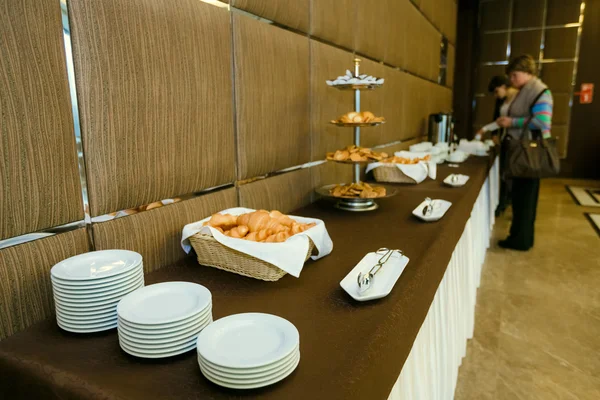Catering - serveras tabell med rullar, bullar och croissanter — Stockfoto