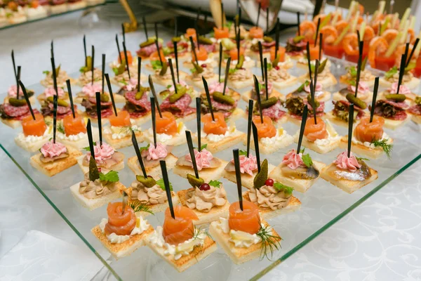 Catering - servierter Tisch mit verschiedenen Snacks, Canape und Appetit — Stockfoto