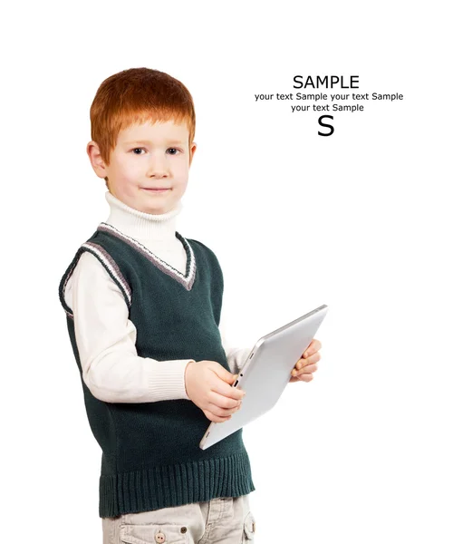 Niedliche rothaarige Kind steht mit einem Tablet-PC. isoliert an der w — Stockfoto