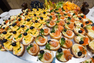 Catering - tablo çeşitli aperatifler, kanepe ve appetize ile servis
