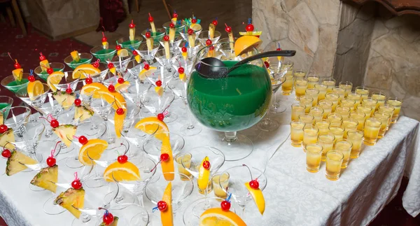 Catering - Cocktailar med vin skål och slev — Stockfoto