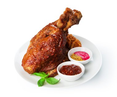 İzole - Restoran gıda bira kavrulmuş domuz knuckle kızarmış.