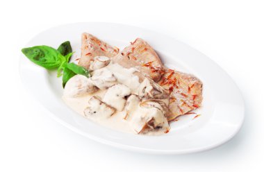 İzole - sığır eti dilim mantar ile haşlanmış Restoran gıda
