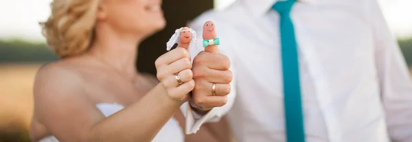 Ślub - kilka Pokaż palce lalek urządzone jako narzeczona mały — Zdjęcie stockowe