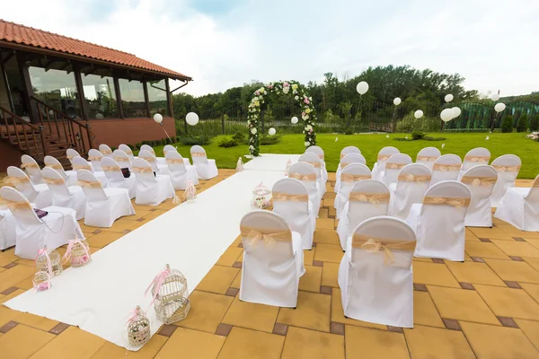 Wedding ceremony set in beautiful garden — Stock Photo, Image