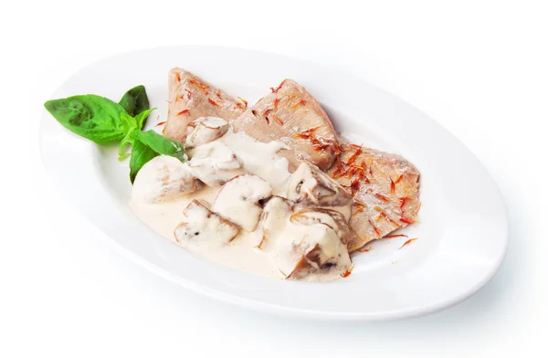 Jídlo restaurace izolované - vařené hovězí jazyk s houbami — Stock fotografie