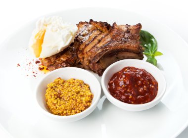 İzole - Restoran gıda pashot yumurta ile ızgara domuz pirzolası
