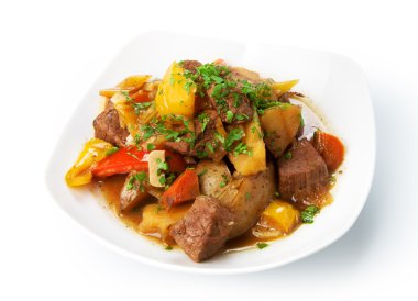 İzole - restoran yemek sığır eti güveç yeşil maydanoz ile