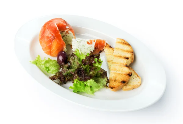 レストラン食品分離 - とマスカルポーネ チーズ スモーク サーモン ボール — ストック写真