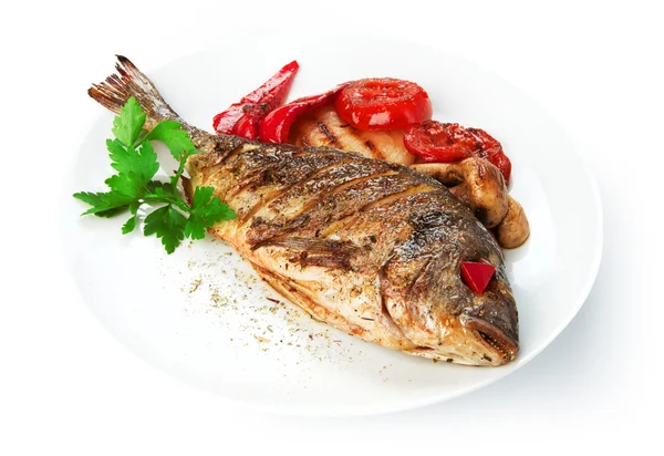Restaurant food isolated - whole grilled dorado with tomatoes an — Stock Photo, Image