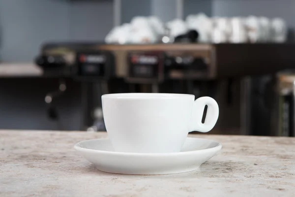 Чашка кофе на стойке — стоковое фото