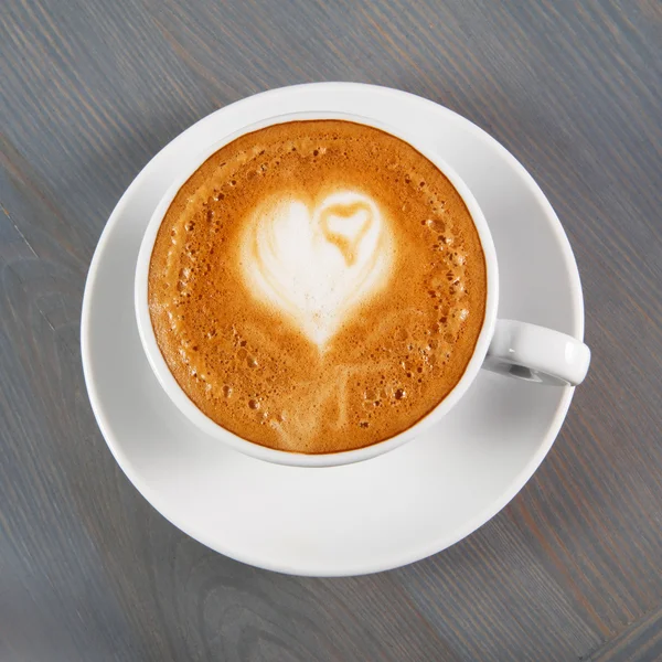 Taza de café capuchino con corazón —  Fotos de Stock