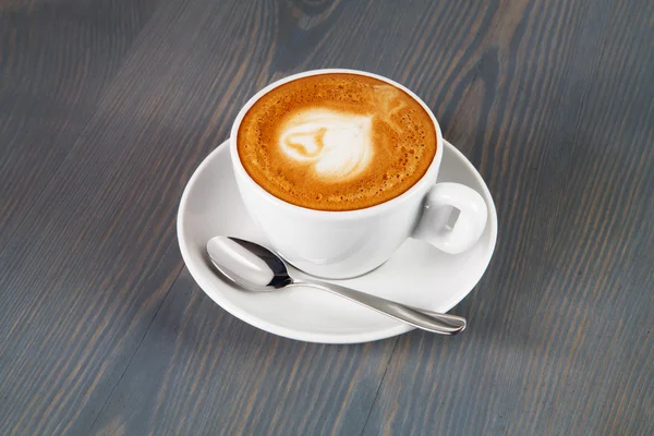 Taza de café capuchino con corazón —  Fotos de Stock