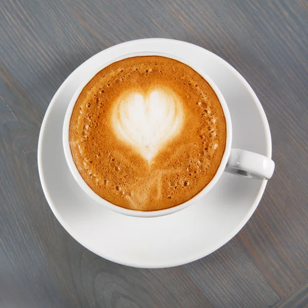 カプチーノの心とコーヒーのカップ — ストック写真