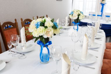 Olay dekorasyon - tablo çiçeklerle hizmet