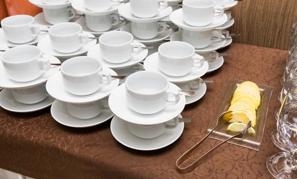 Catering - filas de tazas servidas para la mesa de té —  Fotos de Stock