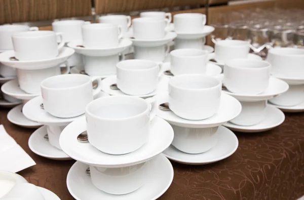 Catering - fileiras de copos servidos para mesa de chá — Fotografia de Stock