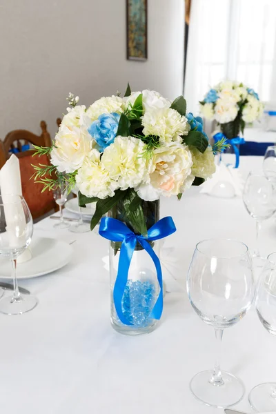 Event decoration - served table with flowers — Stock Photo, Image