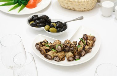 Catering - hizmet tablo patlıcan ile rulo aperatifler