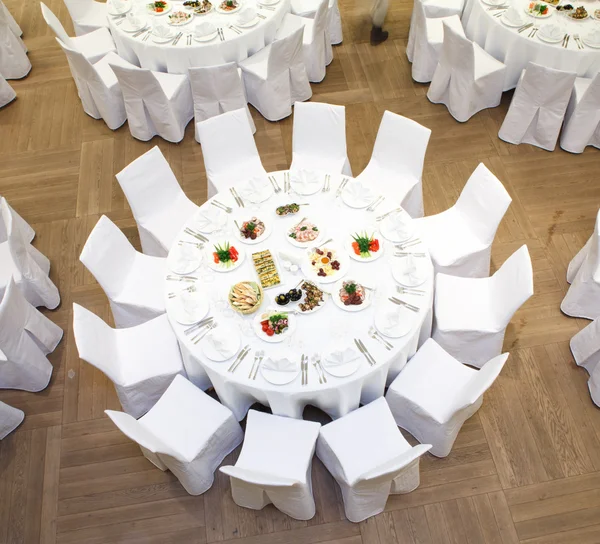 Prachtig georganiseerd event - geserveerd feestzaal tabellen — Stockfoto