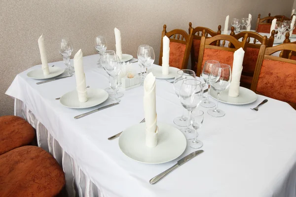 Όμορφα οργανωμένη εκδήλωση - σερβίρεται το γιορτινό τραπέζι — Φωτογραφία Αρχείου