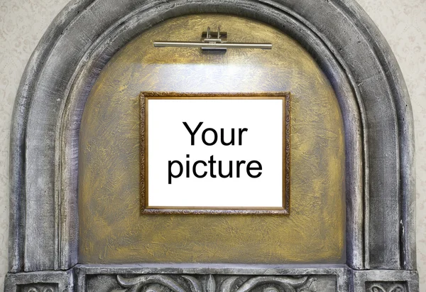 Картина рамка в декоративной арке на стене — стоковое фото