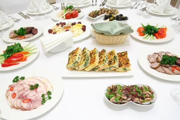 Catering - mesa servida con varios aperitivos fríos —  Fotos de Stock