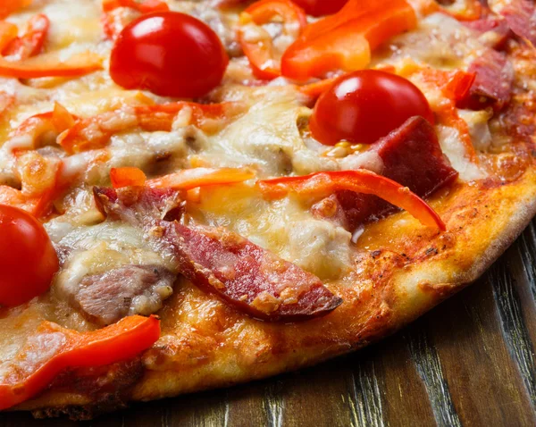 Delicious pizza with bacon, salami and cherry tomatoes — Stock Photo, Image