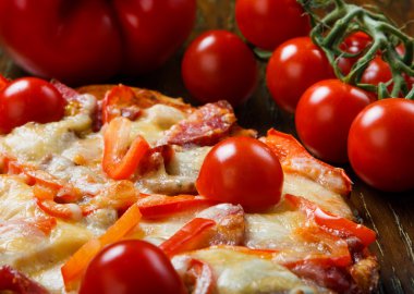 Pastırma, salam ve kiraz domates ile lezzetli pizza